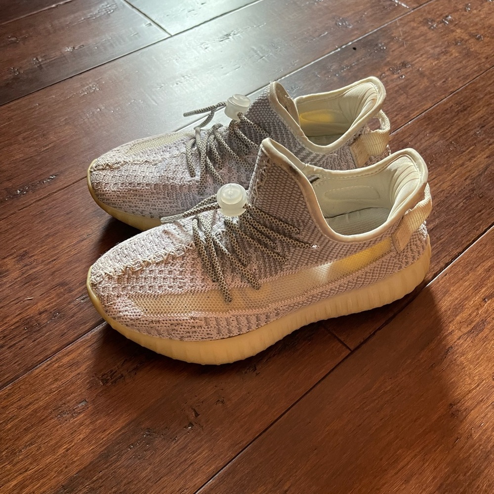 KIDS YEEZY
SIZE- YOUTH 3